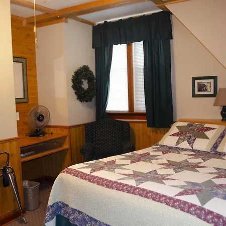 Crandell Mountain Lodge Waterton Park Exterior photo