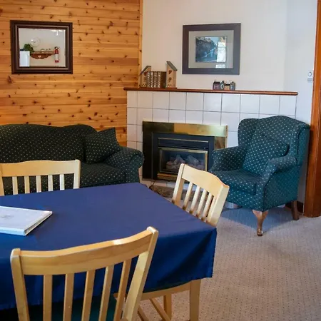 Crandell Mountain Lodge Waterton Park Exterior photo