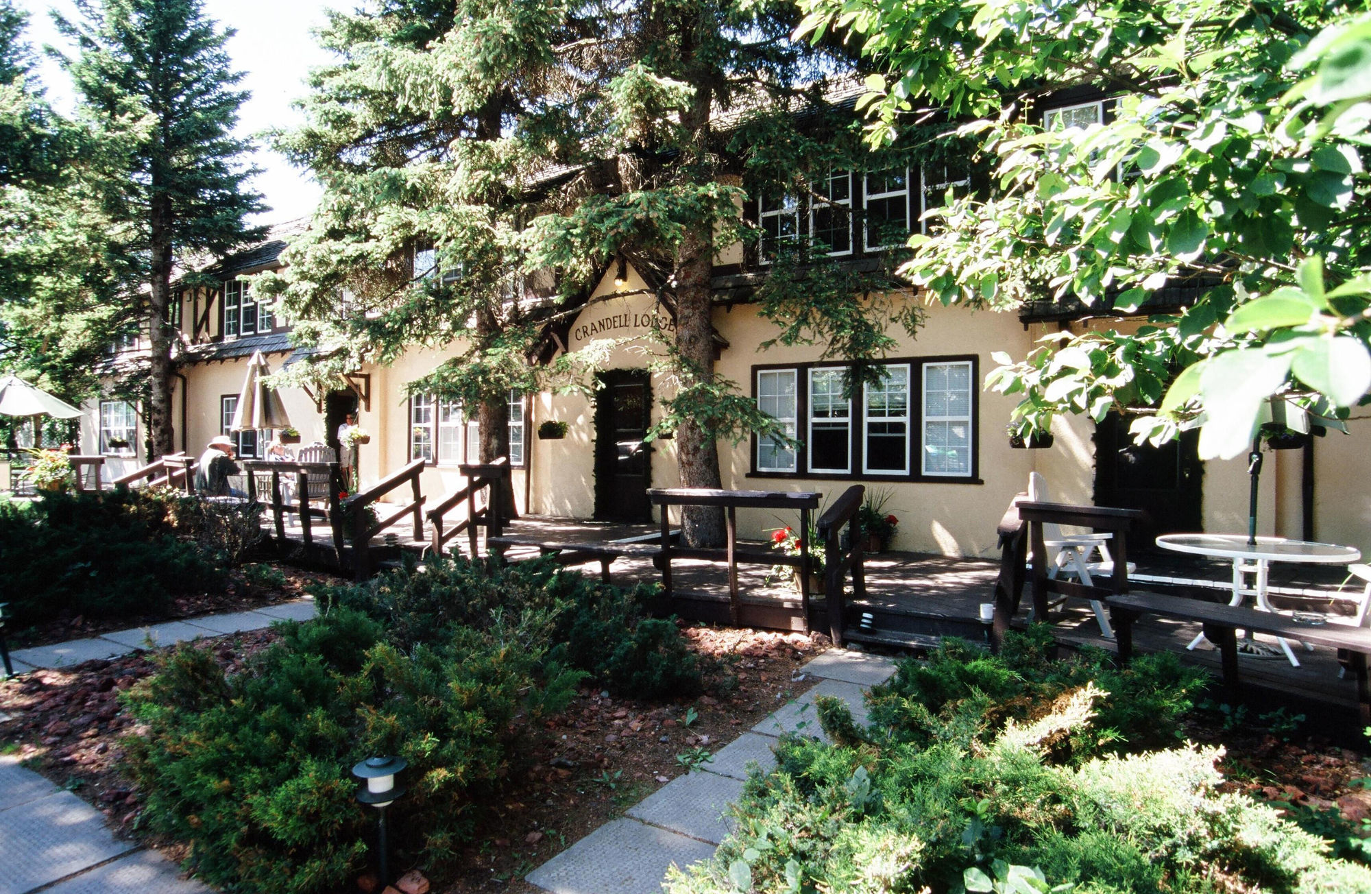 Lodge Crandell Mountain