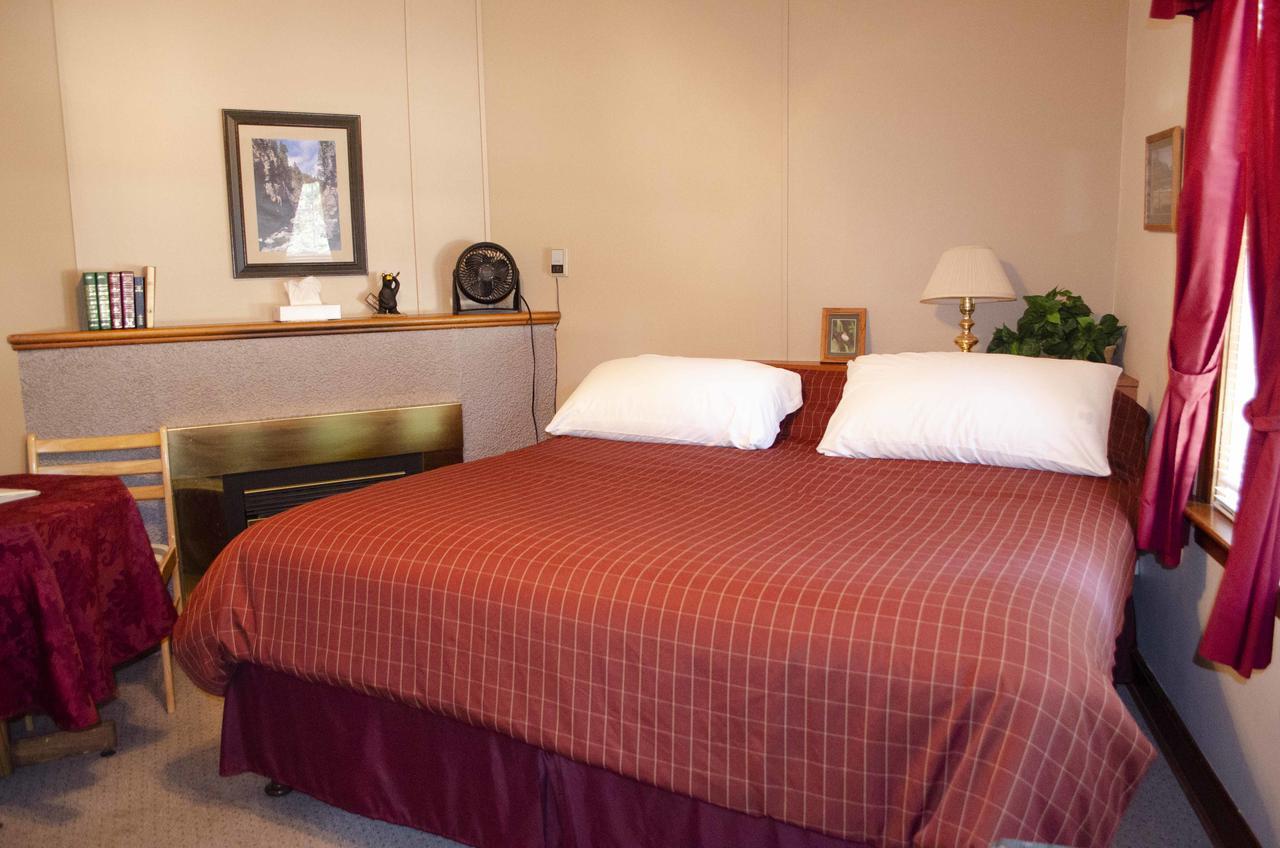 Lodge Crandell Mountain Waterton Park