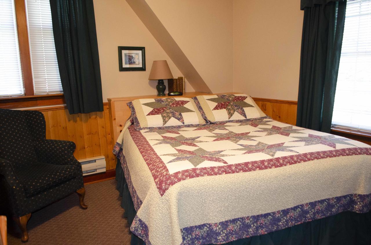 Lodge Crandell Mountain