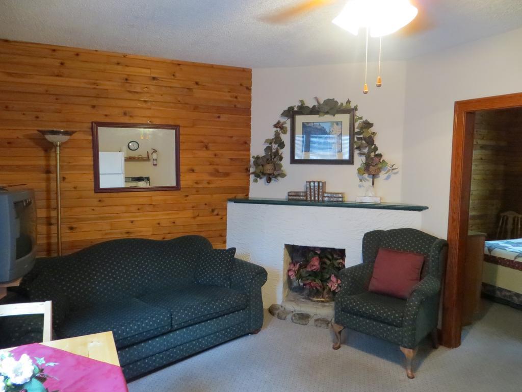 Lodge Crandell Mountain